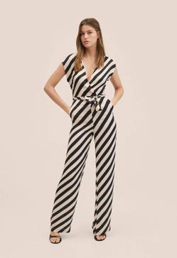 Imagen secundaria 2 - Los monos de rayas de Mango que hacen tipazo, sientan de maravilla y te solucionan un look de invitada