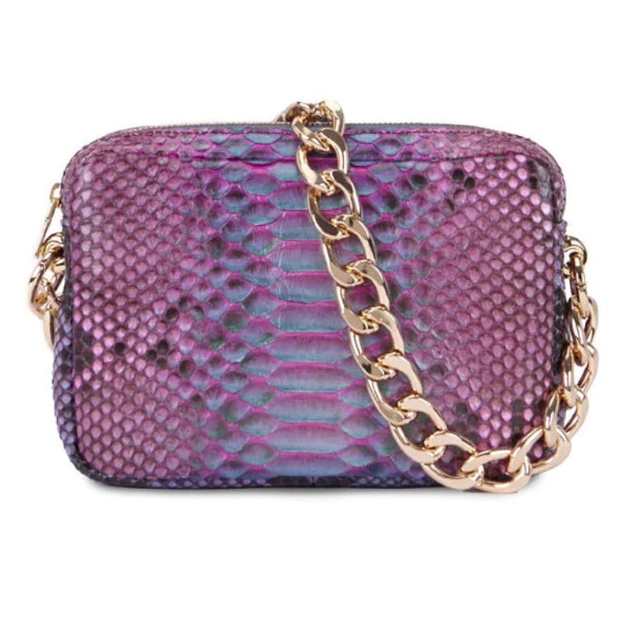 ¿Buscas un bolso clásico y elegante? Entonces te recomendamos este de la marca española Monpetitpython, que está elaborado con piel de serpiente natural. Su precio es de 395 euros.