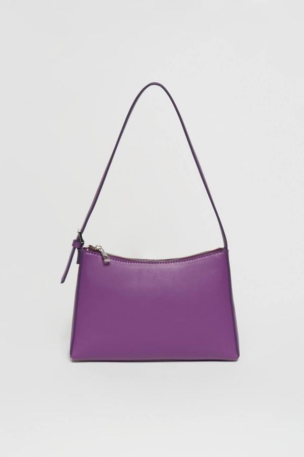 El bolso más bonito del low cost lo hemos encontrado en Sfera. Tiene un diseño rígido, un asa al hombro con un detalle de hebillas y un cierre de cremallera. Cuesta solo 17,99 euros.