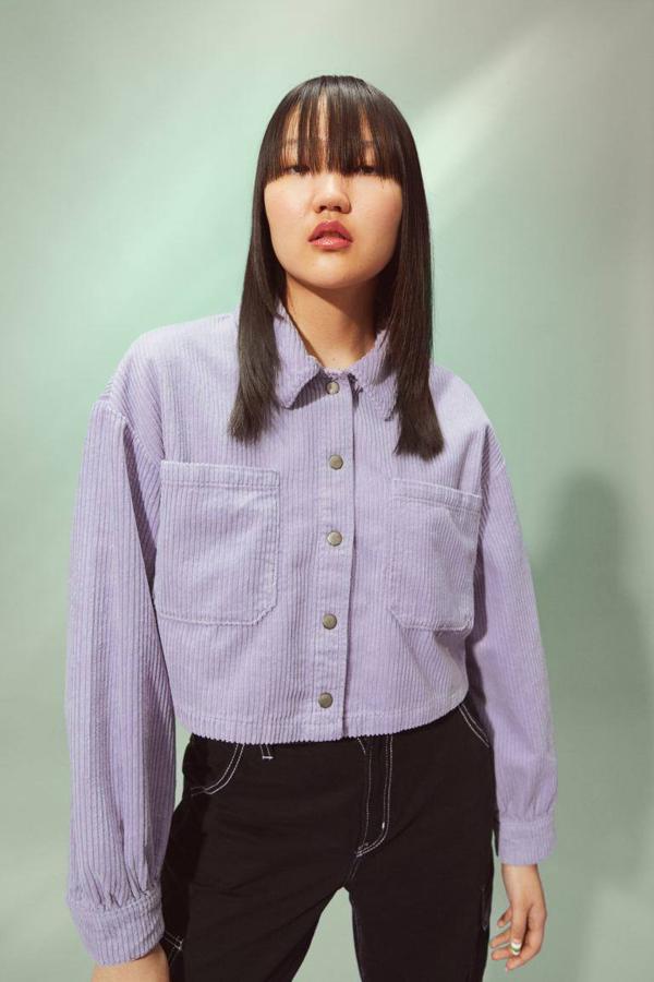 Seguimos con una chaqueta de pana de H&M. Es de estilo camisero y corte cropped. Cuenta con botones a presión en el frontal y un canesú en la espalda. Su precio es de 29,99 euros.