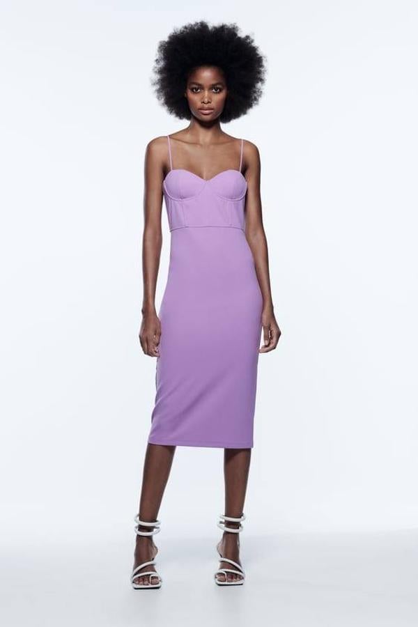 Empezamos con un vestido de Zara. Es de corte midi y estilo corsetero. Tiene un escote con aros y cuenta con unos tirantes finos y ajustables. Tiene un precio de 25,95 euros.