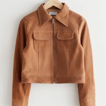 Imagen secundaria 1 - Esta bonita chaqueta de ante corta será tu mejor aliada las próximas semanas. Una inversión que irá directa a tu fondo de armario de entretiempo. Cazadora en color tabaco de & Other Stories (299 euros)