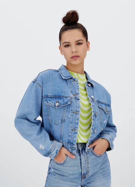 Imagen - La cazadora crop tiene puños abotonados