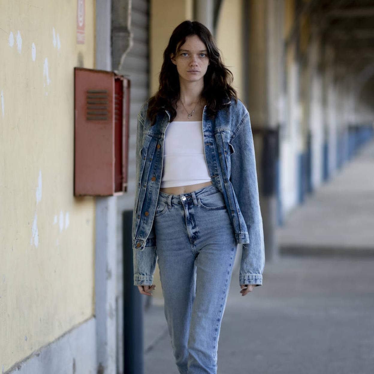 Pincha en la foto para ver las camisas oversize que se van a convertir en la prenda fetiche de tus looks casual con vaqueros