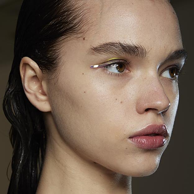 Imagen principal - El eyeliner más eficaz para agrandar la mirada y levantar el párpado caído no es negro ni marrón: es este de pasarela súper fácil de hacer