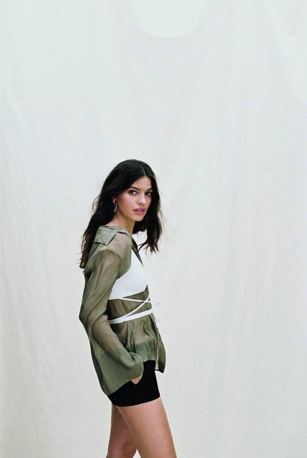 Camisa semitransparente y top cruzado de Zara, short de Pinko y pendientes de Chanel.