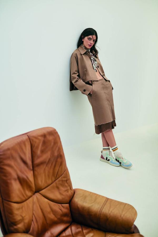 Traje de chaqueta y falda midi, de MM6 Maison Margiela. El pañuelo y los calcetines son de Pull & Bear y las zapatillas, de Veja.