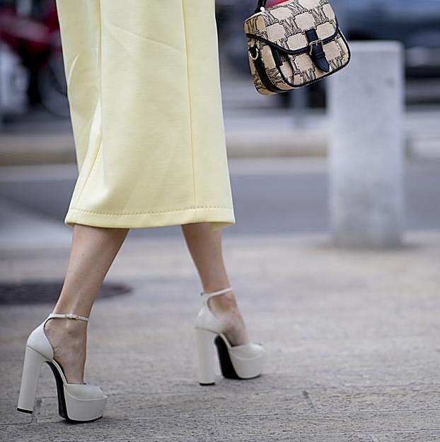 Imagen principal - Tenemos la copia low cost de los zapatos con plataforma de lujo y tendencia que tienen todas las influencers y arrasan en el street style