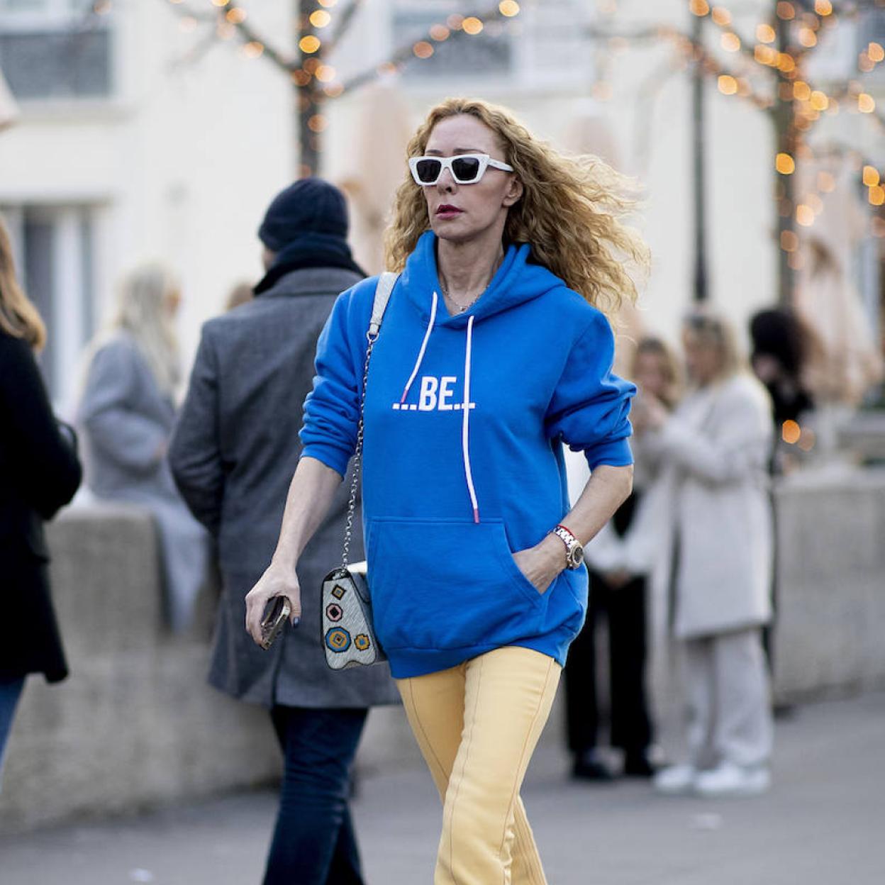 Pincha en la foto para ver las sudaderas que van a arrasar porque rejuvenecen y elevan todos tus looks