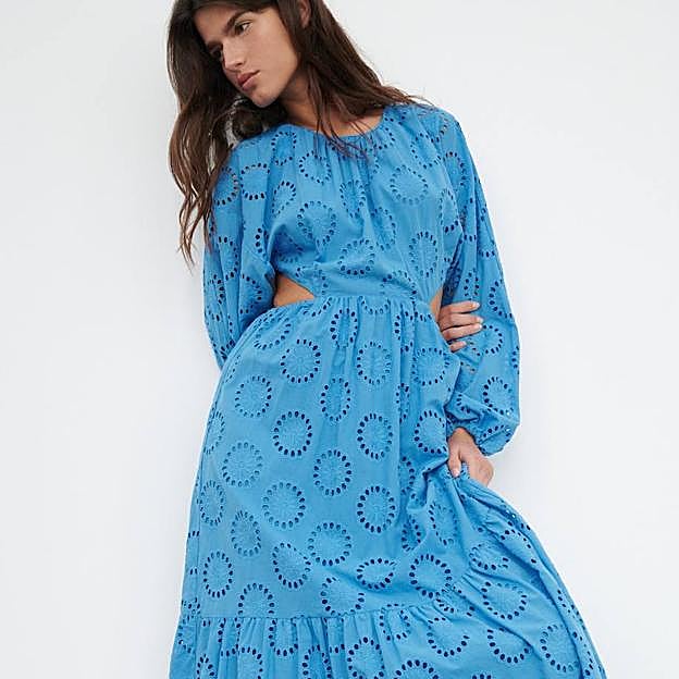 Imagen principal - No dejes escapar el maxi vestido azul más favorecedor, con el que vas a arrasar en tus looks de primavera (palabra de influencer)