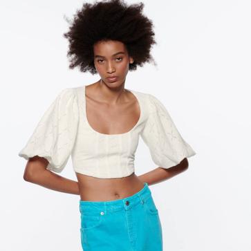 Imagen secundaria 1 - Te vas a enamorar de estos tops románticos con efecto rejuvenecedor que elevan tu look con vaqueros en primavera