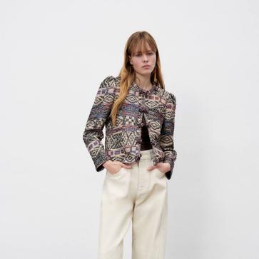 Imagen secundaria 1 - Estas chaquetas bonitas y originales serán la solución para elevar tus looks de diario en entretiempo