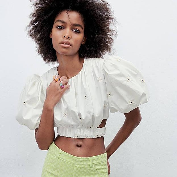 Imagen principal - Te vas a enamorar de estos tops románticos con efecto rejuvenecedor que elevan tu look con vaqueros en primavera