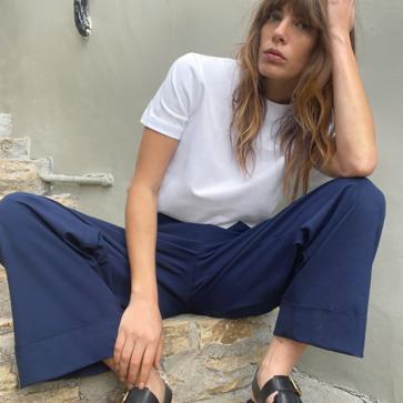 Imagen secundaria 1 - La camiseta blanca es un auténtico comodín para contruir cualquier tipo de look de primavera. Camiseta de algodón de Zara (9,99 euros). 