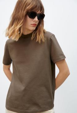 Imagen secundaria 2 - Aunque el blanco es indiscutiblemente el color ganador, hay vida más allá de ese socorrido tono. Rosa , negro o visón son las alternativas que te ofreceahora mismo Zara. Camiseta de algodón de Zara (9,99 euros). 