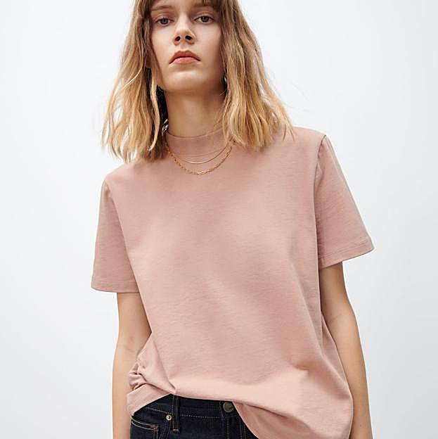 Imagen principal - Aunque el blanco es indiscutiblemente el color ganador, hay vida más allá de ese socorrido tono. Rosa , negro o visón son las alternativas que te ofreceahora mismo Zara. Camiseta de algodón de Zara (9,99 euros). 