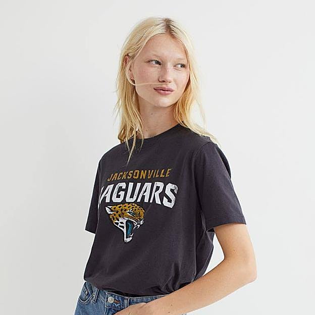Imagen principal - H&amp;M tiene las camisetas perfectas para combinar con tus blazers y conseguir un look de oficina cómodo y favorecedor