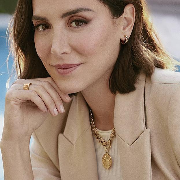 Medalla grande de plata vermeil y topacio Tamara Falcó X TOUS (250 euros).