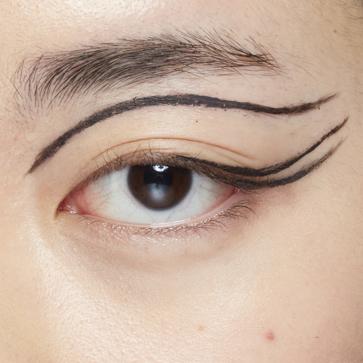 Imagen secundaria 1 - Cómo hacer el eyeliner fácil y tendencia que levanta el párpado caído y que ha arrasando en Instagram y el street style