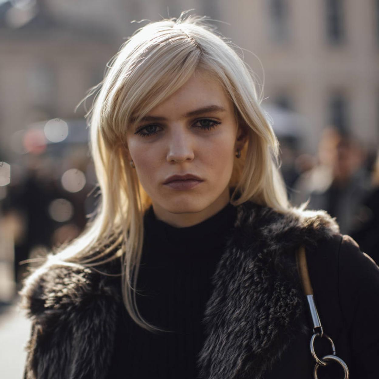 Pincha en la foto para ver los cosméticos antienvejecimiento de gran eficacia que no pueden faltar en la rutina de cuidado facial de las mujeres de más de 50 años (y que las influencers de piel madura adoran)