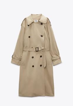 Imagen secundaria 2 - Una blazer muy ponible, su gabardina favorita y los vaqueros más icónicos: así es el perfecto look de básicos de Tamara Falcó