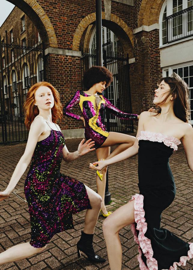 De izq. a dcha., vestido de Lefties y botines de Kalda. Vestido de Halpern y salones La Medusa de Versace. Vestido de terciopelo y volantes satinados, de Miscreants.