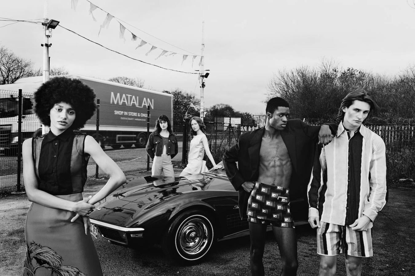 A la izq., camisa sin manga y falda de Christian Dior, y sandalias de Sportmax. Detrás, cazadora y top de Lefties, y pantalón de Paul & Joe; y vestido corto de satén con cola, de Prada. Los chicos llevan blazer y short, y camisa y bermudas a rayas, todo de Prada.