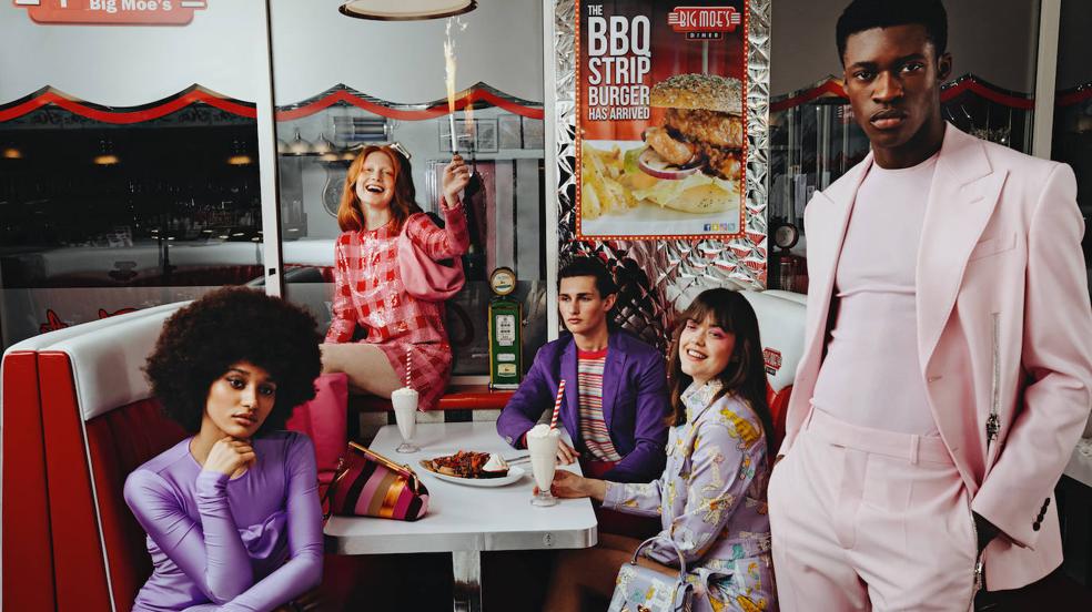 Estilismo: Caterina Ospina. Maquillaje: Jinny Kim para SUQQU y asistente Kate OReillY. Peluquería: Konstantinos Vrettakos. Asistente de fotografía: Andrés Paduano. Asistentes de estilismo: Rubén Cortés y Censi Lucena.