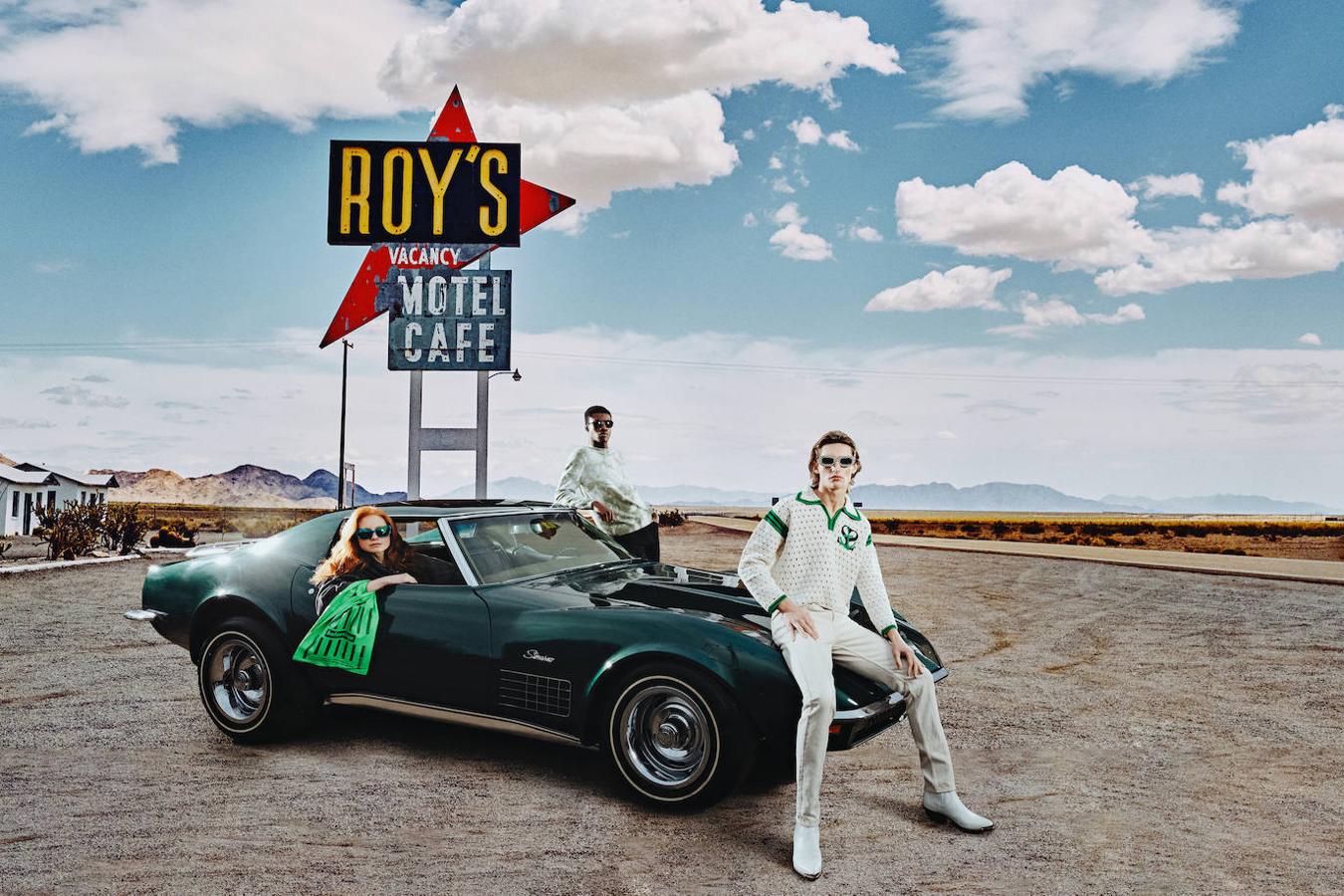 De izquierda a derecha, ella lleva sudadera y gafas de sol, todo de Balenciaga. De pie, apoyado en el coche, el modelo lleva jersey y pantalones, ambos de Sandro; y gafas de Mó. Sentado sobre el capó, con jersey de Guess, pantalones de Lefties, botas de Dsquared2 y gafas de sol, de Ray-Ban.