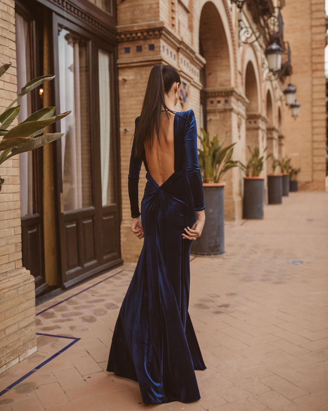 Impresionante, Victoria Federica sorprendió en una fiesta en Sevilla con uno de los vestidos de gala más imponentes que hemos visto en mucho tiempo: este diseño en terciopelo azul noche con espectacular escote a la espalda de Caprile, uno de sus modistos de cabecera.
