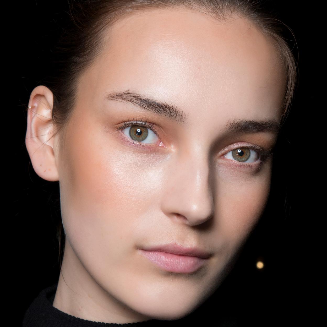 Pincha en la foto para ver los sérums faciales más potentes que son como un borrador mágico para las manchas de la piel