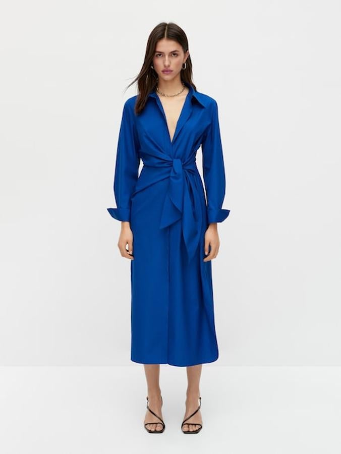 En azul eléctrico, confeccionada en tejido de popelín 100% algodón, este vestido largo con nudo lateral y cierre frontal de botones que viene con puños abotonados tiene un precio de 79,95 euros. 