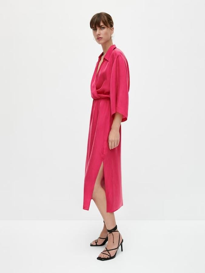Confeccionado en cupro, un tejido transpirable de tacto sedoso y excepcional caída, este vestido largo en color fucsia con escote de pico y frontal cruzado viene con cuello camisero y mangas tras cuartos amplias y cuesta 79,95 euros.