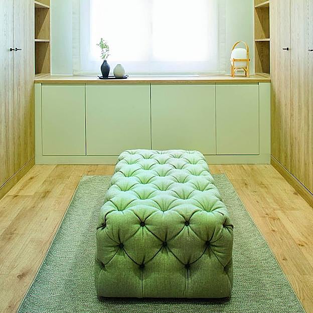 Imagen principal - Banqueta tapizada (325 €) de PortobelloStreet y alfombra vintage gris de Luzio