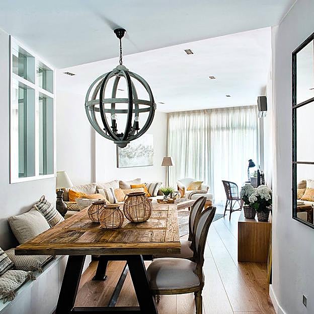 Imagen principal - Puf de yute (185 €) y cuenco de barro y fibras naturales (109 €), de PortobelloStreet