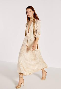 Imagen secundaria 2 - Estos son los espectaculares trajes sofisticados que puedes llevar para la oficina o como look de invitada