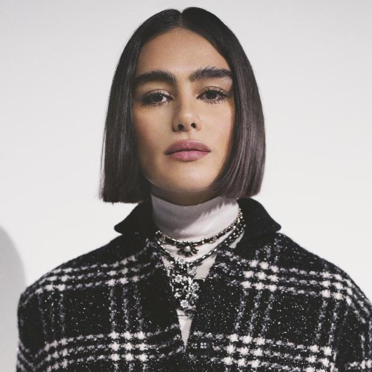 Modelo con brow up en cejas.