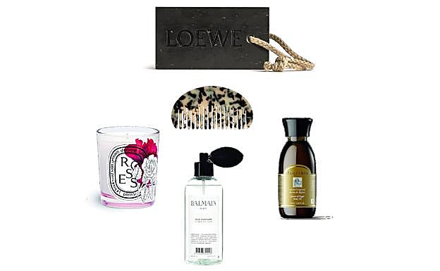 DIPTYQUE Vela Roses, de la colección Unleash the Rose (67€). ZARA HOME Peine efecto carey (9,99€). BALMAIN HAIR Perfume para el cabello Hair Silk Perfume (35€). ALQVIMIA Aceite corporal Reina de Egipto (53,31€/ 150 ml). LOEWE Pastilla de jabón de regaliz Liquorice (40€). 