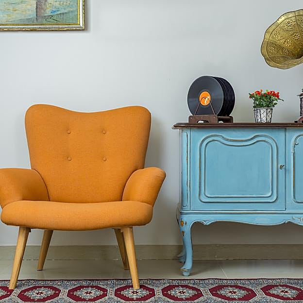 Cómo combinar muebles de diferentes estilos y colores en el salón.