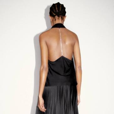 Imagen secundaria 1 - Las blusas con escote fluido que tienes que añadir a tus looks para aumentar su elegancia