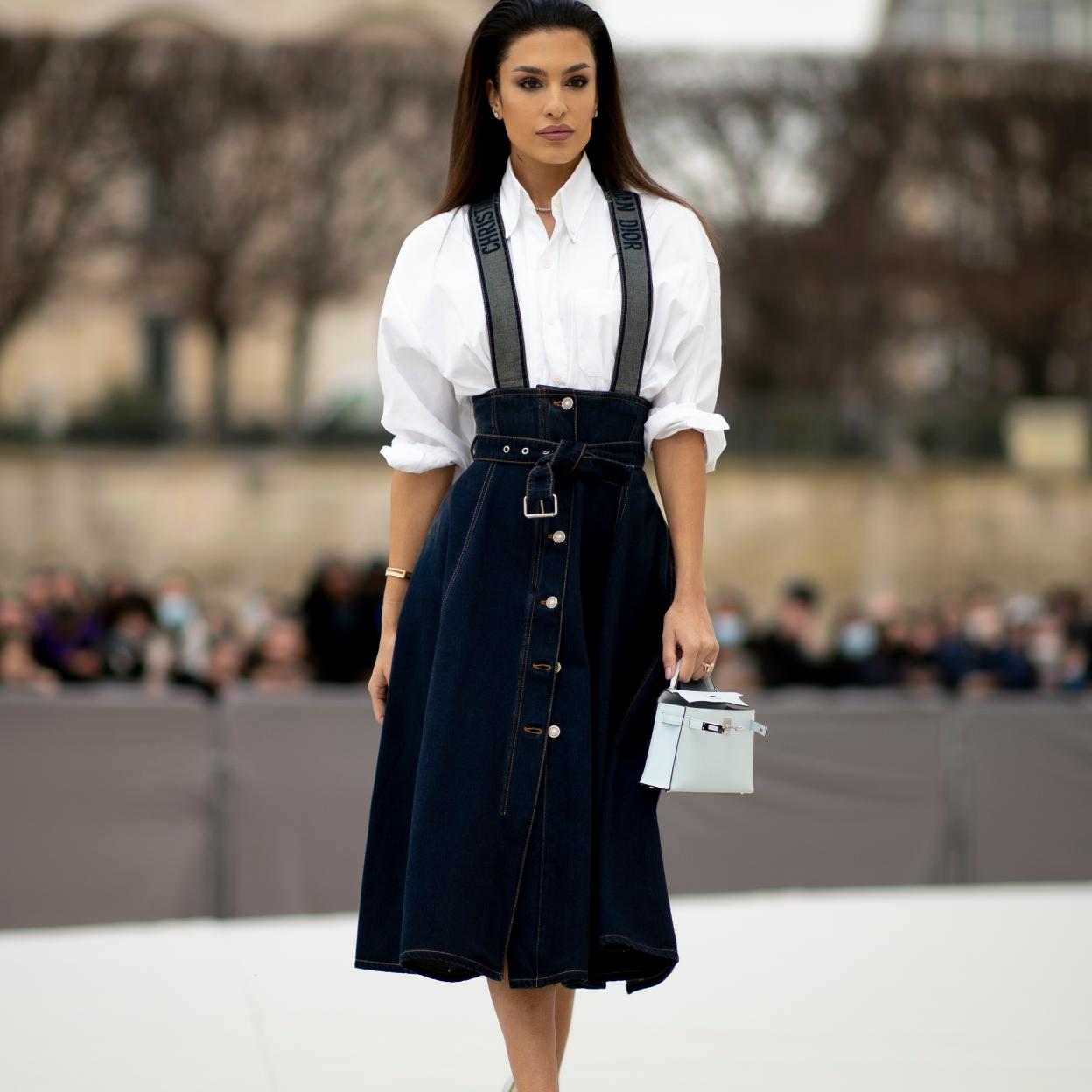Pincha en la imagen para descubrir más diseños de faldas midi que van a arrasar esta primavera y que quedan de lujo incluso con una camiseta básica blanca.