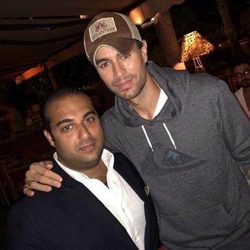 Imagen secundaria 1 - Kabir posando con famosos como Ana Obregón, Enrique Ponce y Enrique Iglesias