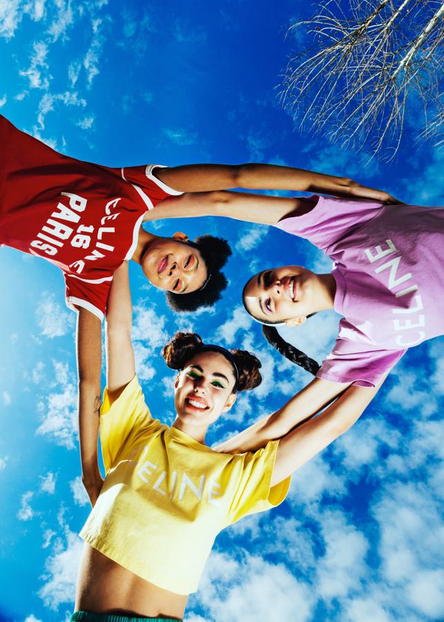 En rojo y rosa, camisetas y diademas de Celine. En amarillo, camiseta y diadema de Celine, y shorts de Isabel Marant.