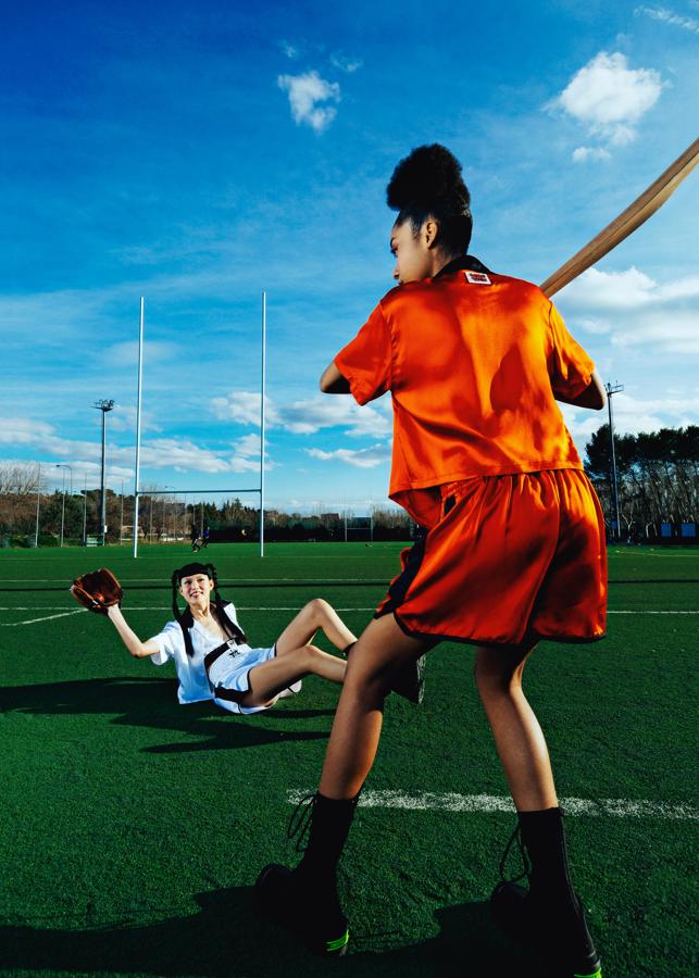 Ambos looks, de chaqueta, top, shorts y botas, de Christian Dior.