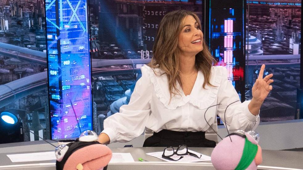 Dónde copiar la bonita y original camisa blanca de Nuria Roca y conseguir un look con pantalones negros o vaqueros perfecto