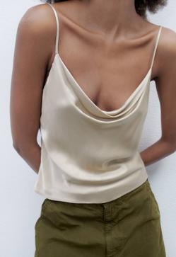 Imagen secundaria 2 - Las blusas con escote fluido que tienes que añadir a tus looks para aumentar su elegancia