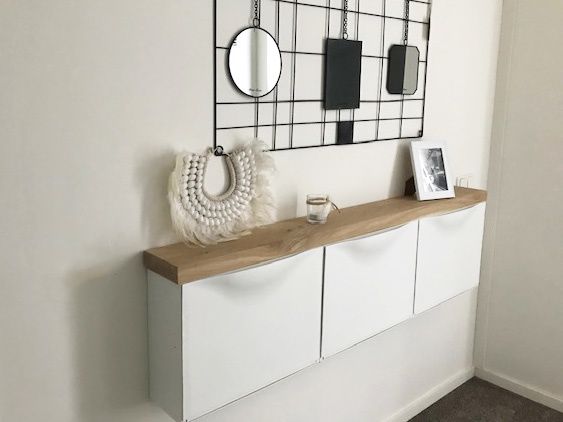 ¿Quieres un tocador en tu dormitorio pero no tienes espacio? Tan sencillo como poner una balda de madera a modo de repisa sobre el zapatero Trones, y conseguirás tu objetivo utilizando menos de 20 centímetros de ancho de la habitación.