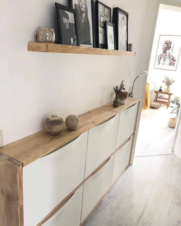 La madera es la mejor aliada de los IKEA hacks. En este caso, se crea una estructura con listones de madera envejecida rústica separando los módulos, con lo que conseguimos que el resultado se parezca más a un mueble de anticuario que a un chollo de 20 euros.