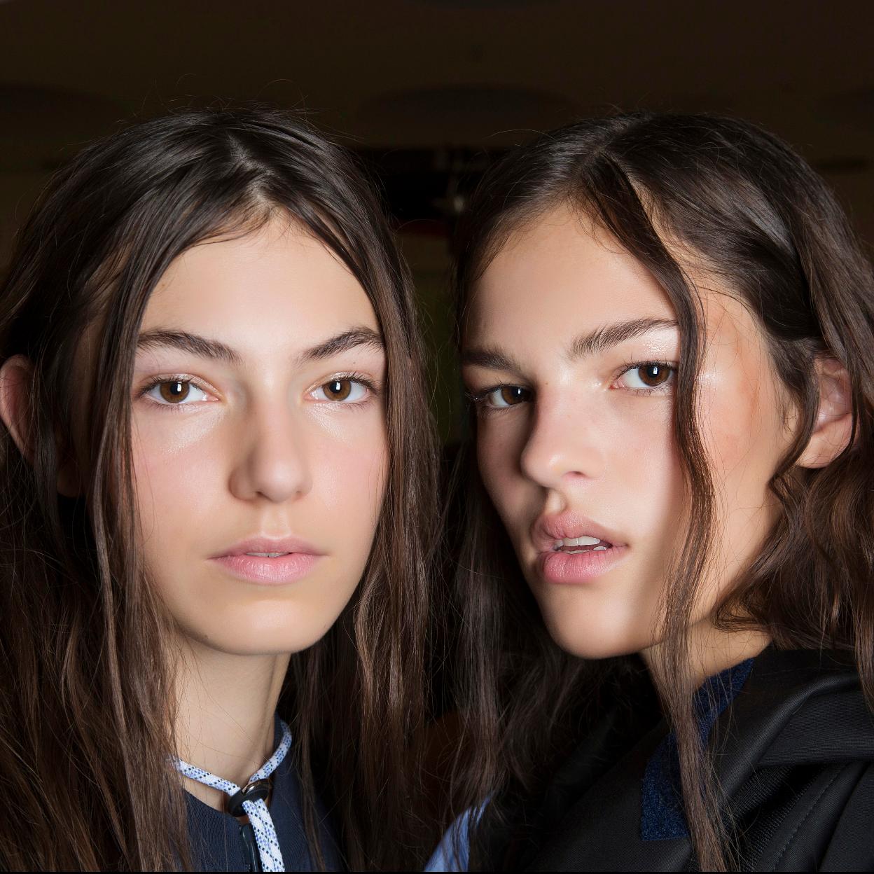 Pincha en la imagen para descubrir los sérums faciales más potentes para acabar con las manchas del rostro a cualquier edad.