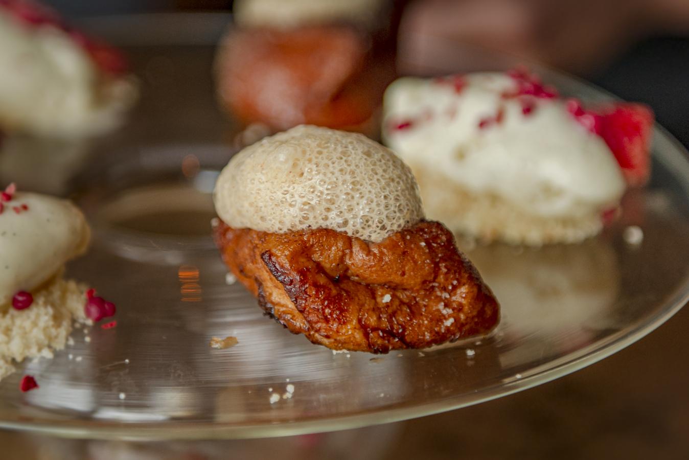 Zielou (ático Estación de Chamartín): Hasta semana santa se ofrece la torrija de Ofelia, la creación de la semifinalista de Masterchef 9 que une dos de los dulces tradicionales más queridos. Esta torrija está elaborada con masa de roscón empapada en fruta de la pasión sobre un strousel y llega acompañada de fresas infusionadas en jazmín y helado de vainilla bourbon.